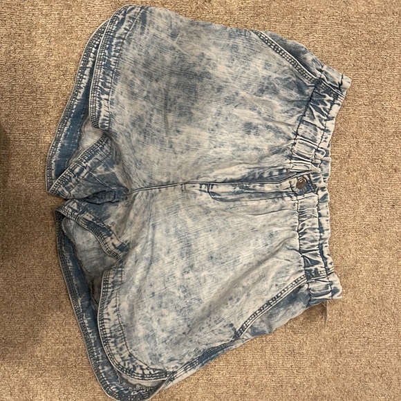 Acid washer jean shorts.  Thread and Supply.  Women’s size medium. - Picture 2 of 6